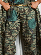 Load image into Gallery viewer, Maud Dainty Muster Pants Camo Roses